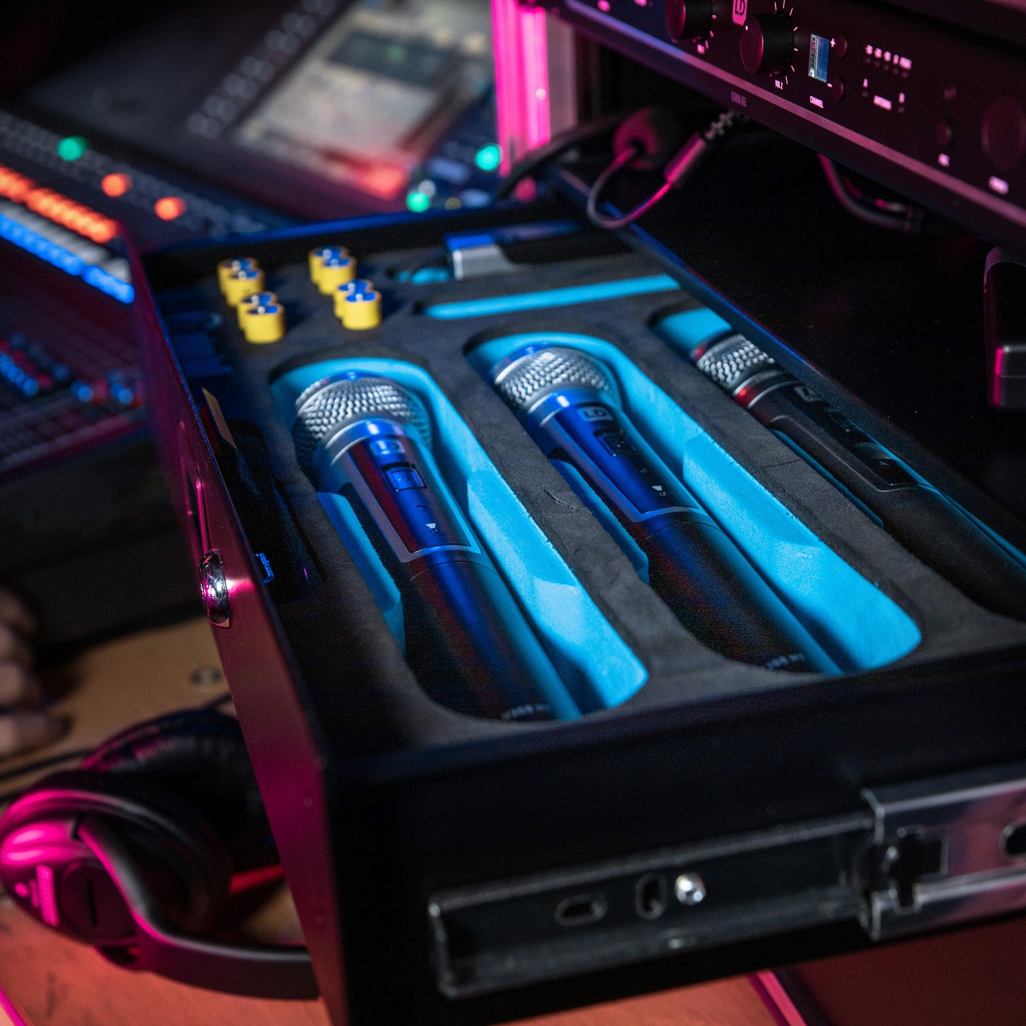 Adam Hall 19" Microfoon inlay voor 2U Racklade