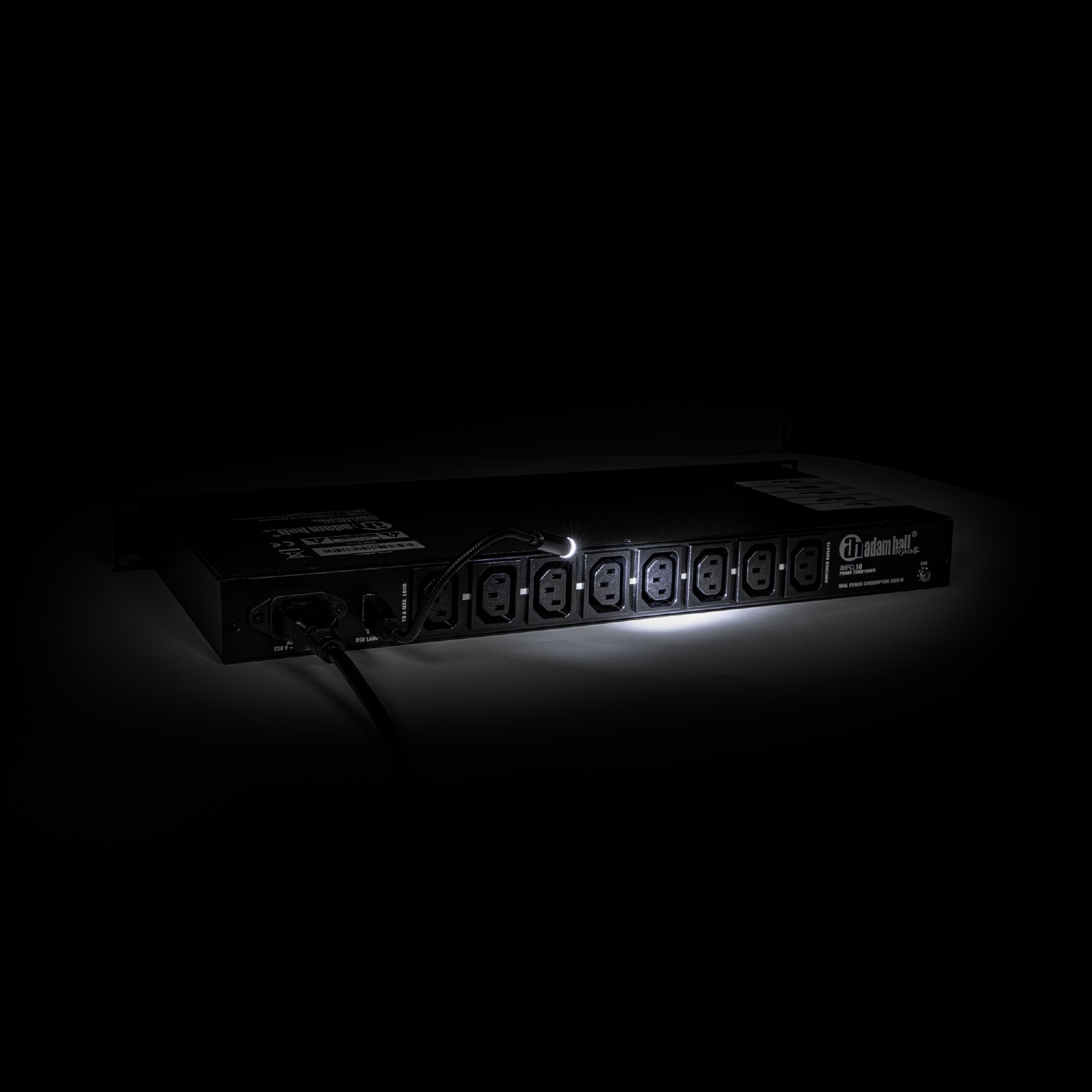 Adam Hall 19" Stroomvoorziening met 8x Euro IEC kabel incl. schakelaar en verlichting