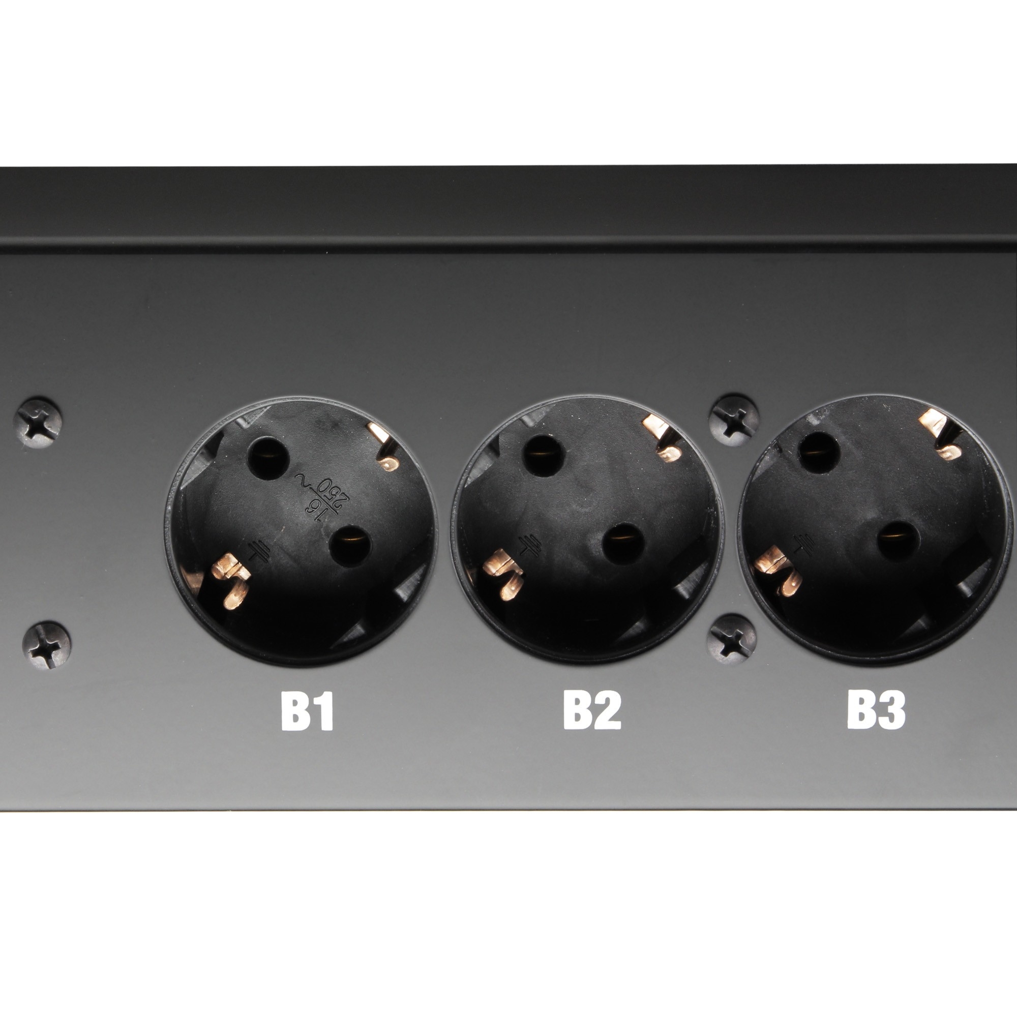 Adam Hall Cables AH RACK PDU 9SS